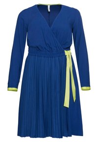 Robe portefeuille bleue à manches longues, jupe plissée, avec des accents vert citron contrastants au niveau de l'encolure et des poignets. Texture lisse.