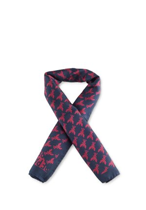 Sciarpa blu navy con motivo ripetuto di insetti rossi, piegata in un anello morbido su sfondo bianco.