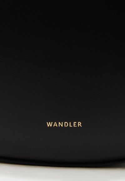 Μαύρο δερμάτινο πουγκί με απαλή υφή και διακριτική γυαλάδα, με την επιγραφή "WANDLER" σε χρυσό ανάγλυφο στο κάτω μέρος.