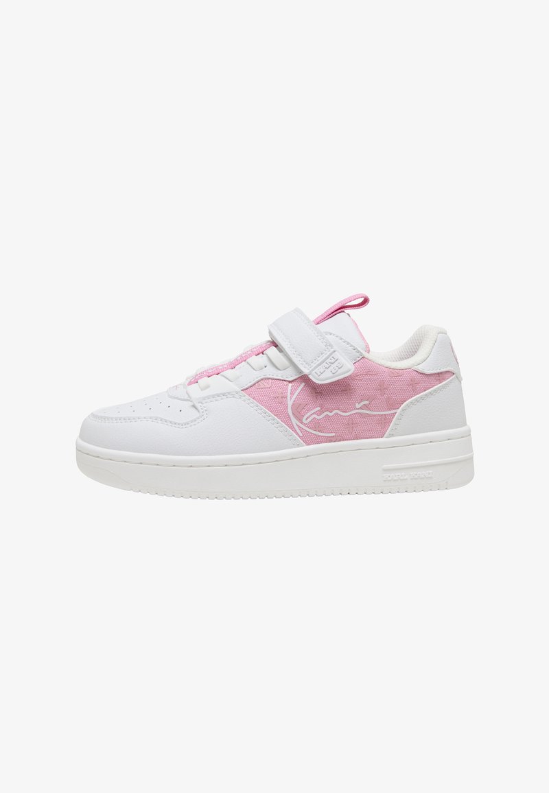 Baskets basses blanches avec un panneau latéral en tissu rose, une bride en velcro blanche, et un détail signature sur le côté extérieur.