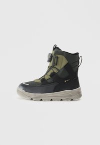 Buty trekkingowe GORE-TEX z czarną i oliwkową siateczką, wyściełanym kołnierzem i gumową podeszwą z systemem regulacji na pokrętło.