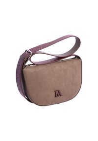 Bolso de mano en ante marrón con forma de media luna, con correa de cuero morado oscuro ajustable y un logo metálico de DA en la parte frontal, que cuenta con un cierre de cremallera.
