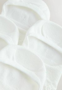 Tri páry bielych neviditeľných ponožiek s polstrovanými podrážkami, uložené na svetlom povrchu.