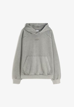 Hanorac gri cu glugă, buzunar tip cangur, manșete și tiv striate. Prezintă o broderie subtilă a logo-ului pe piept. Material moale, periat.