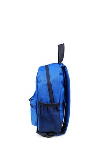 Zaino blu di forma rettangolare, realizzato in tessuto resistente. Dotato di chiusura con zip, tasca laterale in rete e maniglia superiore robusta.