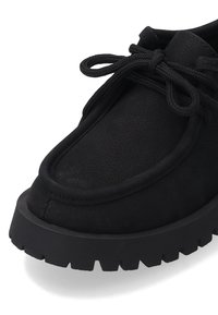 Černá bota s texturovaným koženým svrškem, zaoblenou špičkou a silnou gumovou podrážkou. Obsahuje tkaničky uvázané do mašle. Hladký povrch a odolný design.