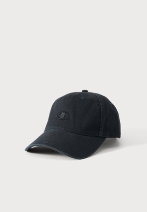 Schwarze Baumwoll-Baseballkappe mit gebogenem Schirm, vorne besticktem Logo und Belüftungsösen oben, auf hellgrauer Oberfläche platziert.