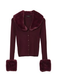 Cardigan ribbato bordeaux con colletto e polsini in pelliccia sintetica. Presenta una chiusura con bottoni e maniche lunghe, aggiungendo texture e calore.