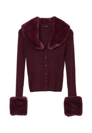 Cardigan ribbato bordeaux con colletto e polsini in pelliccia sintetica. Presenta una chiusura con bottoni e maniche lunghe, aggiungendo texture e calore.