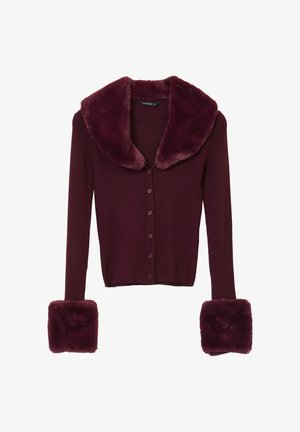 Cardigan ribbato bordeaux con colletto e polsini in pelliccia sintetica. Presenta una chiusura con bottoni e maniche lunghe, aggiungendo texture e calore.