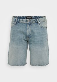 Pantaloni shorts in denim azzurro chiaro con vestibilità comoda, design classico a cinque tasche e chiusura con bottone e zip frontalmente.