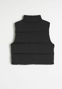 Czarna, pikowana kamizelka z wysokim kołnierzem, z poziomymi przeszyciami i bez rękawów. Materiał wydaje się gładki, lekko teksturowany.