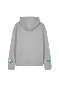 Felpa grigia con cappuccio e maniche lunghe, caratterizzata da accenti grafici a stelle verdi su entrambe le maniche. Tessuto morbido con polsini e orlo a coste.