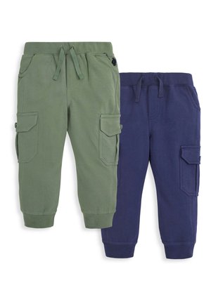 Zwei Paare von Kinder-Jogginghosen: eine in Olivgrün, eine in Marineblau, beide mit Cargo-Taschen sowie elastischem Bund und Bündchen.