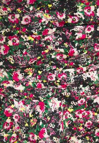 Kukallinen kangas, jossa on vaaleanpunaisia, valkoisia ja keltaisia kukkia mustalla taustalla. Materiaali on pehmeä ja kerätty.