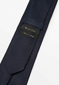 Marine gebreide das met textuurstof. Kenmerkt zich door twee zwarte labels: "Massimo Dutti" en "Made in Italy," beide in gouden letters.