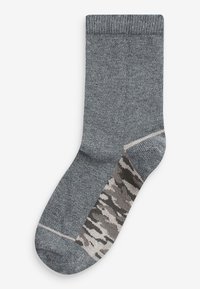 Graue Baumwollsocke mit geripptem Bündchen, die ein helleres graues Camouflage-Muster an der Seite aufweist. Glatte Textur und Länge bis zur Mitte der Wade.