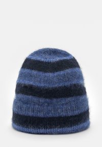Cappellino in maglia a righe blu e navy, con una texture morbida e pelosa e una cima arrotondata. Adatto per il clima freddo.