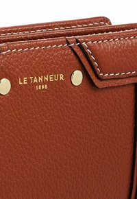 Le Tanneur MOYEN MODÈLE ELLA - Monedero - acajou