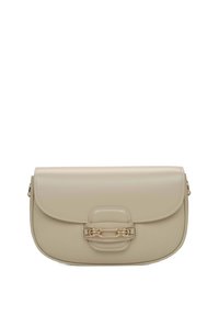 Beżowa skórzana torebka w zaokrąglonym kształcie, z p�łaską klapą i złotą łańcuszkową ozdobą z przodu, o gładkiej fakturze.