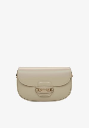 Beige leren handtas met een afgeronde vorm, platte klep en een goudkleurige kettingaccent aan de voorkant, met een gladde textuur.