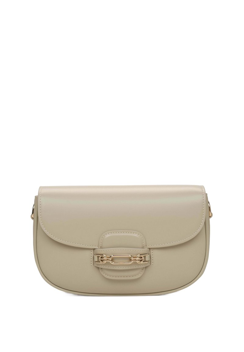 Beżowa skórzana torebka w zaokrąglonym kształcie, z płaską klapą i złotą łańcuszkową ozdobą z przodu, o gładkiej fakturze.