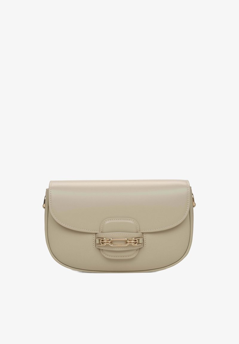 Beige leren handtas met een afgeronde vorm, platte klep en een goudkleurige kettingaccent aan de voorkant, met een gladde textuur.