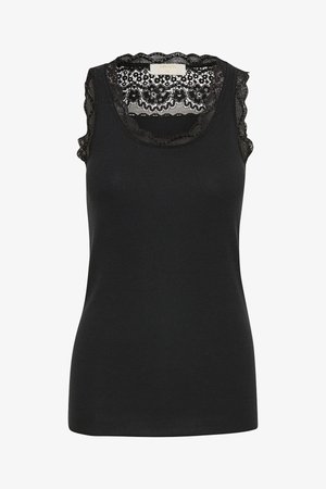 Melna ribota bezdelnu tanka, kurai ir delikāta mežģīņu apmale ap kaklu un roku caurumiem, piešķirot rakstu un detaļas dizainam.