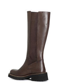 Bota de cuero marrón hasta la rodilla con paneles laterales elásticos, puntera rectangular y suela de goma negra texturizada para tracción.
