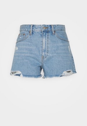 Shorts de mezclilla azul claro con dobladillos deshilachados, detalles desgastados, cintura alta y cinco bolsillos. Con botón plateado y cierre de cremallera.