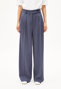 weite Hosen in Marineblau, mit hoher Taille, Gürtelschlaufen, vorderen Falten und Knopfverschluss. Glattes Material mit leichtem Glanz.