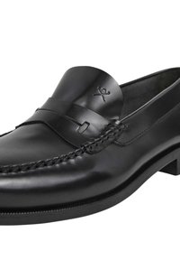 Crne kožne mokasine s šivenim dizajnom, zaobljenim vrhom, dekorativnom trakom i utisnutim logom sprijeda.