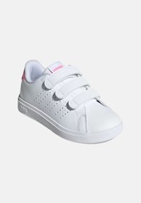 Zapatillas blancas con tres correas de velcro, diseño perforado para transpirabilidad y un acento rosa claro en el talón. Suela de goma texturizada.