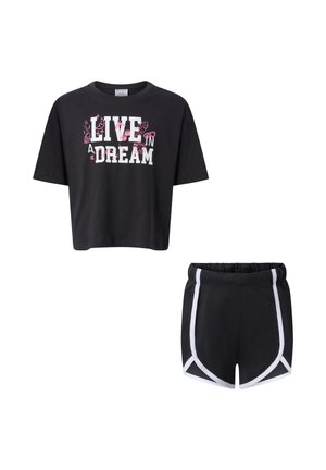 T-shirt nera corta con scritta "Live in a Dream" e dettagli rosa abbinata a pantaloncini sportivi neri con bordino bianco e vita elastica.