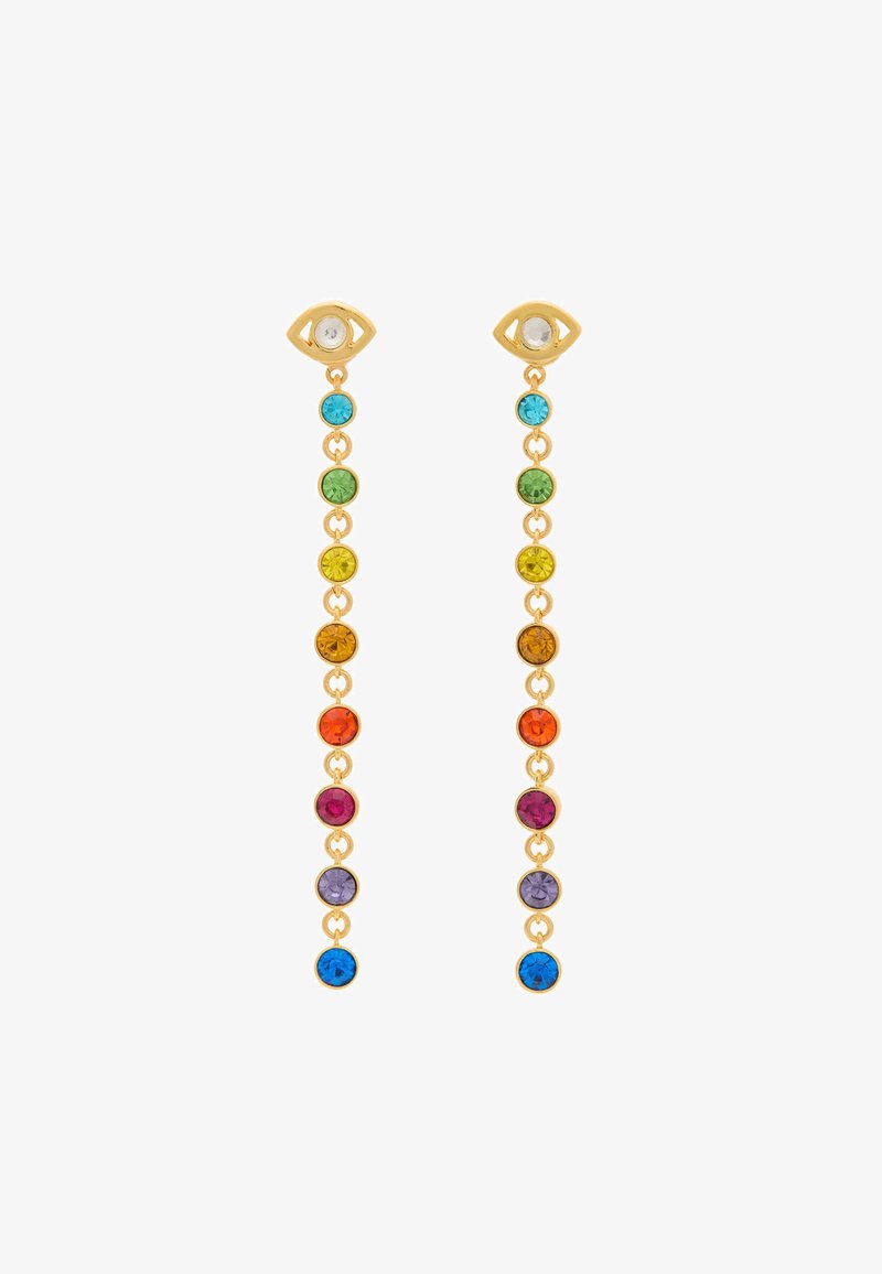 Boucles d'oreilles dorées avec un design en forme d'œil supérieur, ornées d'une pierre transparente et de cristaux colorés suspendus dégradés allant du bleu au violet.