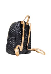 Zaino in pelle nera trapuntata con spallacci regolabili a stampa mappa beige e zip dorata, mostrato su sfondo bianco.