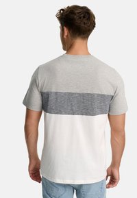 Herreur t-shirt med rund hals, der har et farveblokdesign med grå, marineblå og hvide sektioner. Korte ærmer og en afslappet pasform.