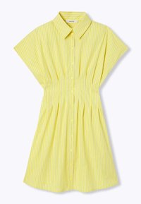 Robe chemise jaune à manches courtes avec de fines rayures verticales bleues, patte de boutonnage à l'avant et col pointu.