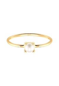 Goldfarbener Metallring mit einer runden, glatten weißen Perle, die in einer Vierkrallenfassung sitzt, mit einem minimalistischen Design. Markiert mit "925."