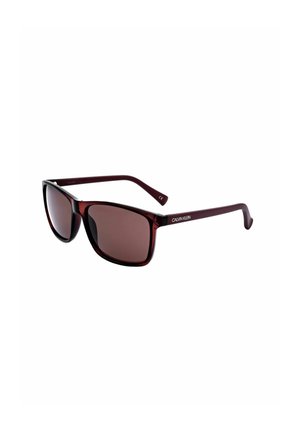 Occhiali da sole rettangolari Calvin Klein di colore rosso scuro con lenti sfumate e aste sottili, mostrati leggermente inclinati su sfondo bianco.