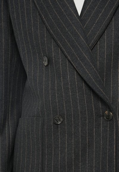 Ciemnoszara marynarka w prążki z podwójnym zapięciem, czarnymi guzikami, dwiema przednimi kieszeniami i teksturowaną wełnianą tkaniną.