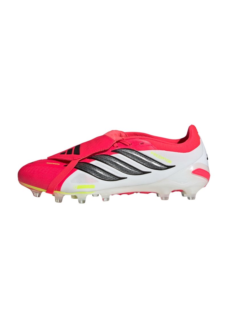 Κόκκινο και λευκό ποδοσφαιρικό παπούτσι Adidas Predator με μαύρες ρίγες και διαμορφωμένες τάπες σε λευκό φόντο.