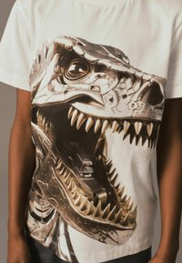 Next ALL OVER SHORT SLEEVE STANDARD - Triko s potiskem - white dino robot