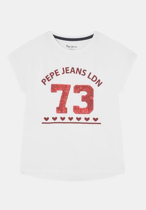 Biała koszulka z krótkim rękawem z czerwonym napisem „PEPE JEANS LDN”, dużą czerwoną brokatową liczbą „73” oraz rzędem siedmiu czerwonych serc poniżej.