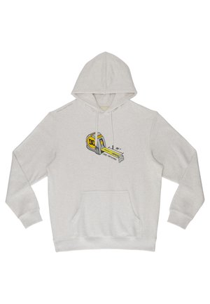 Lichtgrijze hoodie van zacht materiaal, met een voorzak en een grafisch ontwerp van een rolmaat in geel en zwart op de borst.
