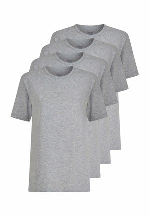 Quattro semplici T-shirt grigio chiaro a maniche corte con scollo a girocollo impilate in modo sfalsato su sfondo bianco.