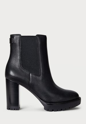 Bota de tornozelo de couro preto com painéis laterais elásticos, acabamento texturizado, salto alto chunky e sola de borracha robusta.