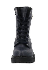 Stivale alla caviglia in pelle blu navy con allacciatura frontale, occhielli in metallo e finitura testurizzata. Presenta una suola in gomma nera resistente e cuciture grigie.