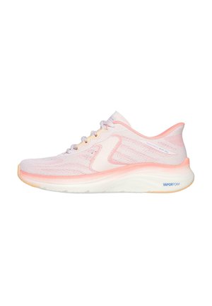 Zapatillas deportivas de color rosa claro con una parte superior de malla transpirable, suela en degradado y un prominente logo de "VaporFoam" en el costado. Diseño de punta redondeada.
