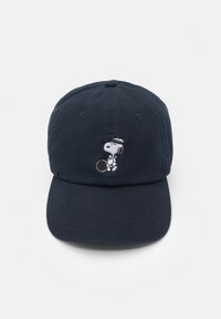 Kšiltovka vyrobená z námořnické látky, s bílou vyšitou grafikou Snoopyho, který drží tenisovou raketu, s křivým kšiltem a nastavitelným páskem.